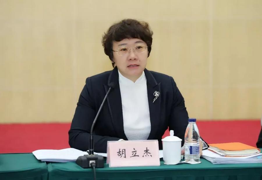 金胜村何明春励志故事，照亮人生路，自信成就梦想之源